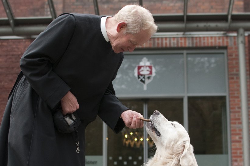 Bruder Michael mit seinem Hund Amadeus. 